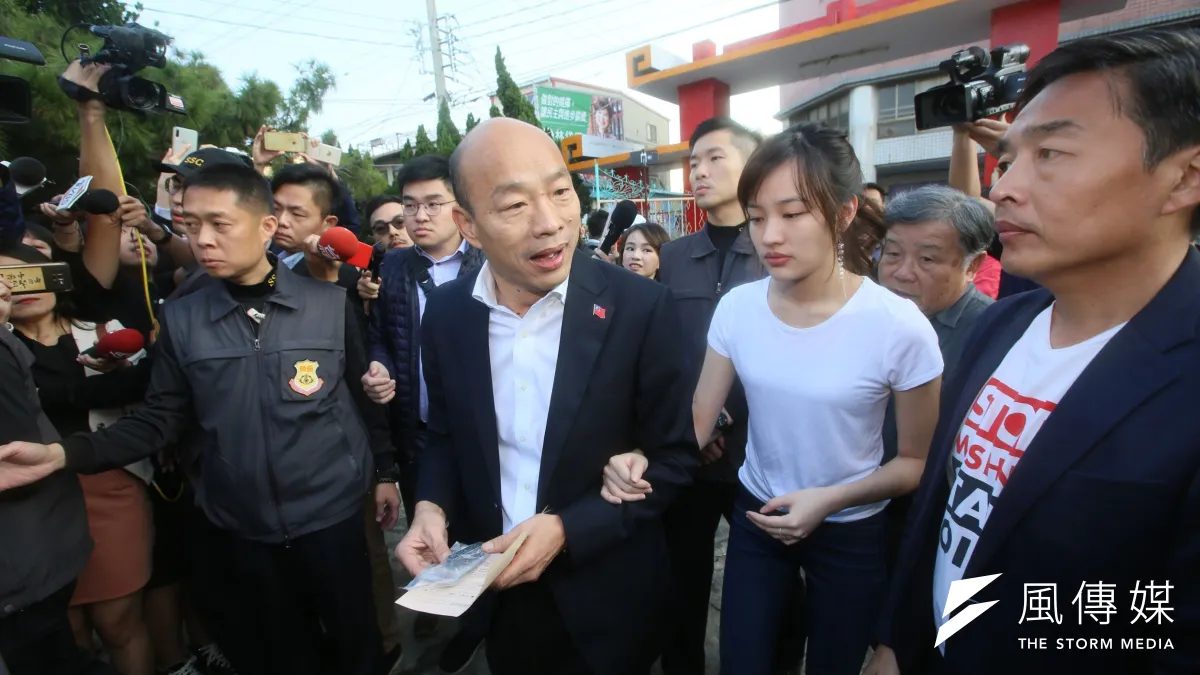 國民黨總統候選人韓國瑜和女兒韓冰11日上午在高雄投票。(柯承惠攝)