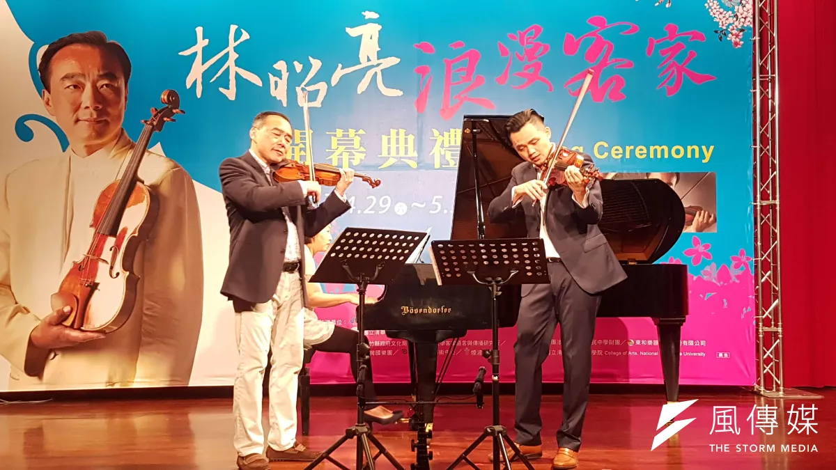 國際知名小提琴家林昭亮與高徒林士凱合奏結合客家民謠「落水天」與「夏日時光(Summertime)」的混編曲目,為客家文化藝術季揭開序幕。(圖/方詠騰攝)