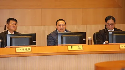 新北市長侯友宜(中)出席市政會議,指示市府團隊做好相關因應整備工作,要求各局處主管務必掌握同仁的工作情形,即時處理各種突發狀況,他也會隨時到各主要旅遊景點視察。(圖/新北市新聞局提供)