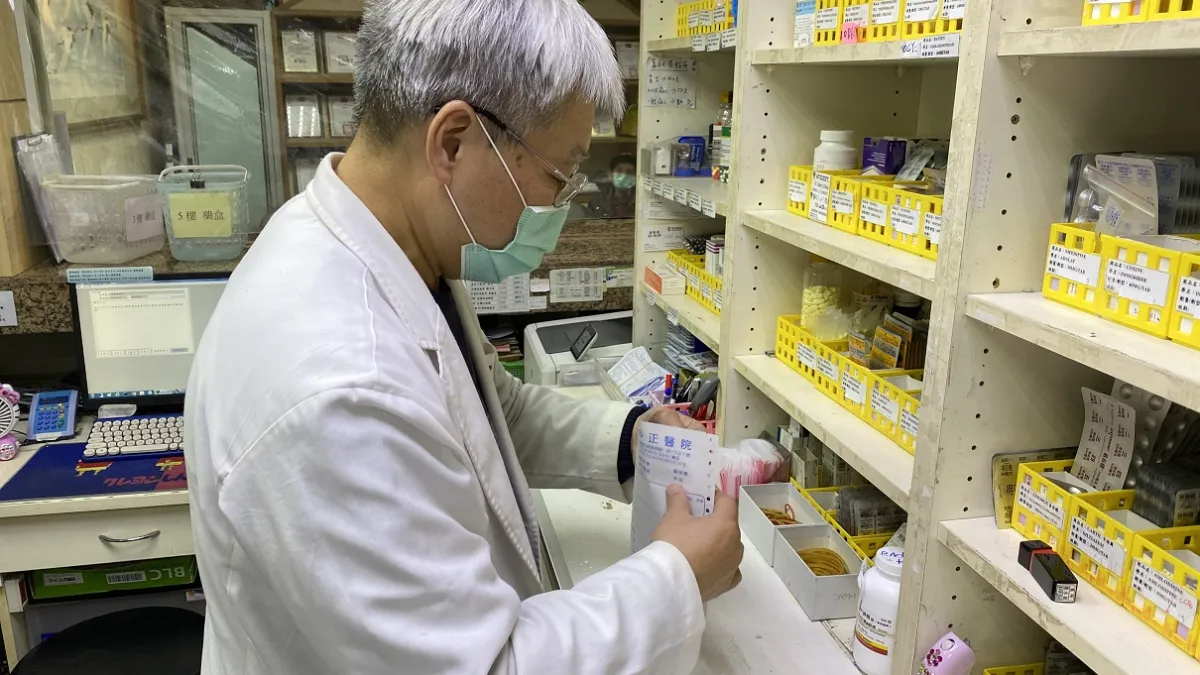 擔任藥局主任謝大哥透過「繼續僱用高齡者補助計畫」續留職場,貢獻自身經驗。(圖/勞動力發展署北分署提供)
