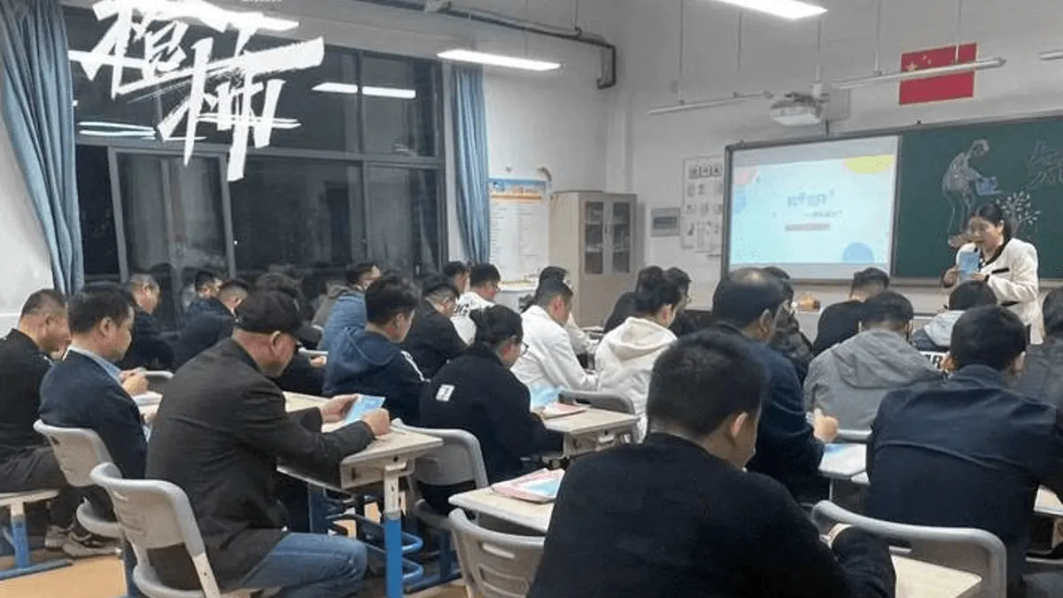 學校開家長會,讓爸爸寫「孩子考券」。(圖/取自橙柿新聞) 學校開家長會,讓爸爸寫「孩子考券」。(圖/取自橙柿新聞)