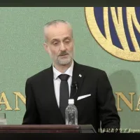 次期駐日イスラエル大使のエマニュエル・ナヴォン氏が会見し、ハマスやイランへの警戒感を示すとともに、イスラエルの軍事行動は自衛のためだとの立場を強調し、日本との連携強化を訴えた。(日本記者クラブ) 次期駐日イスラエル大使のエマニュエル・ナヴォン氏が会見し、ハマスやイランへの警戒感を示すとともに、イスラエルの軍事行動は自衛のためだとの立場を強調し、日本との連携強化を訴えた。(日本記者クラブ)