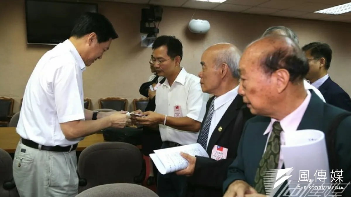 反對同性婚姻的護家盟26日拜訪國民黨立院黨團,由黨鞭費鴻泰接待。(余志偉攝)