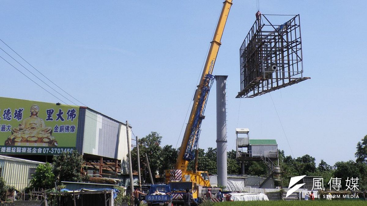 高雄市政府常年針對市轄內國道兩側公路,除了有零星小型廣告物違法設置遭強拆外,T霸廣告物已經正式在高雄市絕跡。(圖/徐炳文攝) 高雄市政府常年針對市轄內國道兩側公路,除了有零星小型廣告物違法設置遭強拆外,T霸廣告物已經正式在高雄市絕跡。(圖/徐炳文攝)