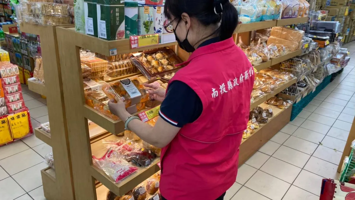南投縣衛生局人員前往商場抽驗中元節拜拜使用食品。(圖/南投縣政府)