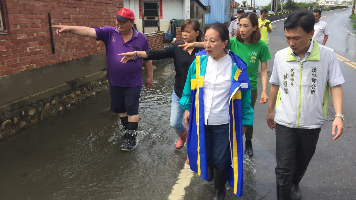 豪大雨造成淹水,嘉義縣長張花冠實勘災情關心民眾。〔圖/嘉義縣政府提供〕