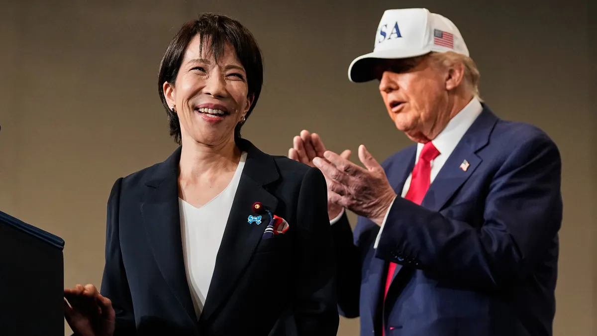 アメリカ大統領ドナルド・トランプ氏(右)が28日訪日し、日本首相の高市早苗氏(左)が横須賀の米軍基地を視察。(写真/AP通信提供) アメリカ大統領ドナルド・トランプ氏(右)が28日訪日し、日本首相の高市早苗氏(左)が横須賀の米軍基地を視察。(写真/AP通信提供)