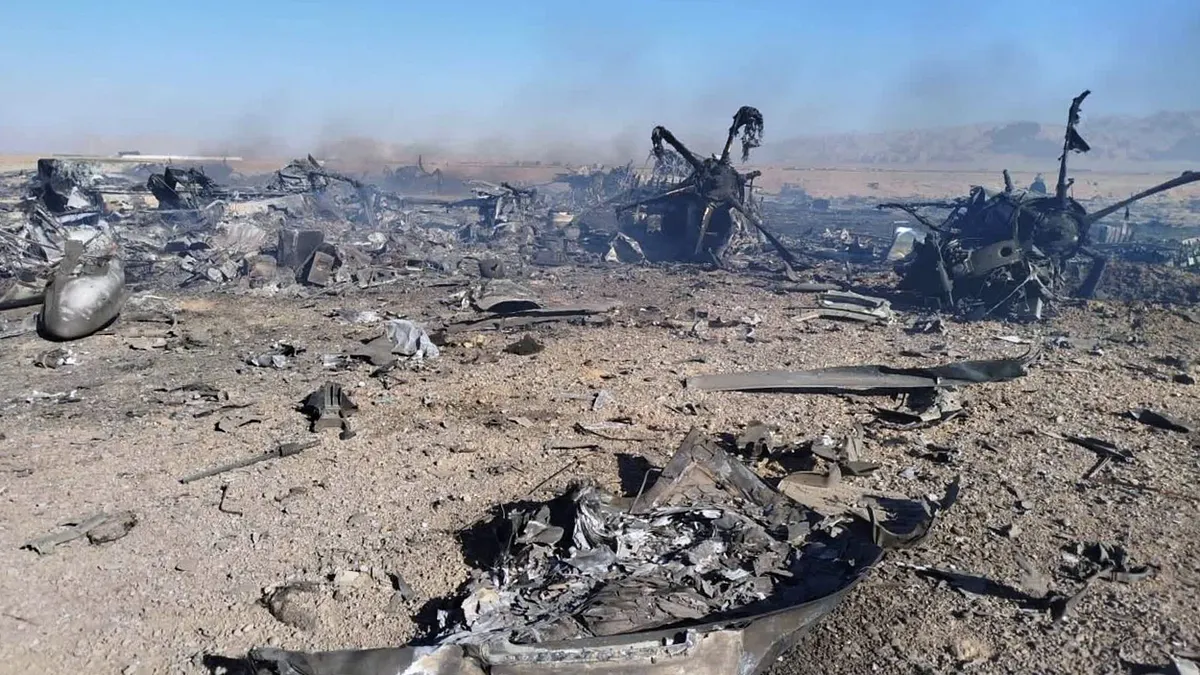 這張由伊朗革命衛隊提供的照片顯示,一架美軍運輸機和兩架參與救援行動的直升機在伊朗伊斯法罕省墜毀。(美聯社)