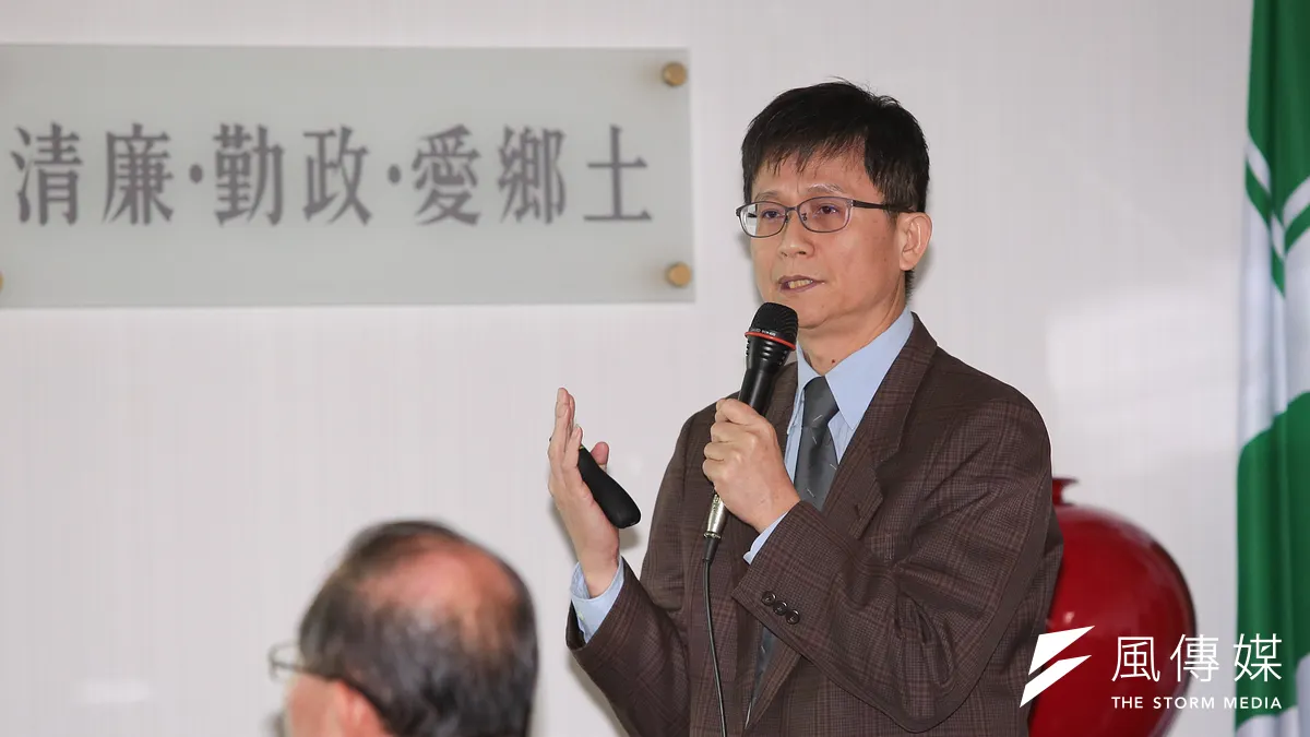 環保署副署長詹順貴13日赴民進黨中常會報告,指中火冬季發電量跟用煤量皆下降、PM2.5濃度仍上升,顯示其他汙染源也有影響,必須多方面防治空汙。(資料照,顏麟宇攝) 環保署副署長詹順貴13日赴民進黨中常會報告,指中火冬季發電量跟用煤量皆下降、PM2.5濃度仍上升,顯示其他汙染源也有影響,必須多方面防治空汙。(資料照,顏麟宇攝)