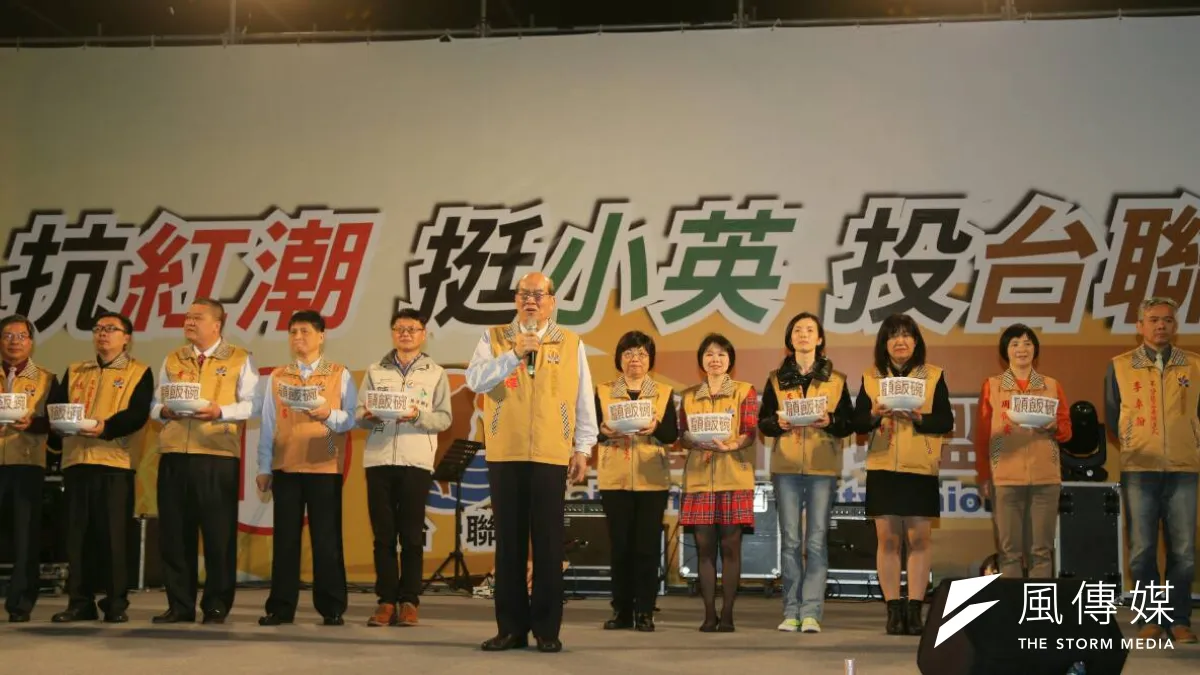 台聯選舉不利,今天決定先資遣全體員工。圖為台聯選前凱道封街辦桌。(陳明仁攝)