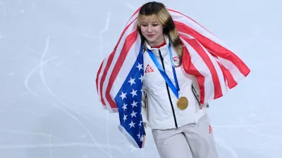 代表美國挑戰米蘭冬奧、華裔花式滑冰選手劉美賢(右)。(美聯社)
