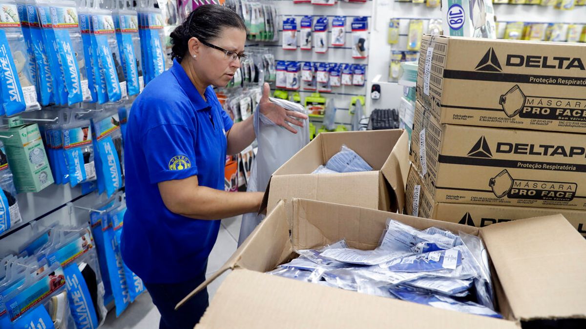 針對行政院長蘇貞昌1月時下令限制口罩出口,當時引發許多批評。對此,年代主播張雅琴表示,這些人都該還蘇貞昌一個公道。圖為因應疫情,國外也掀起口罩搶購潮(資料照,美聯社) 針對行政院長蘇貞昌1月時下令限制口罩出口,當時引發許多批評。對此,年代主播張雅琴表示,這些人都該還蘇貞昌一個公道。圖為因應疫情,國外也掀起口罩搶購潮(資料照,美聯社)