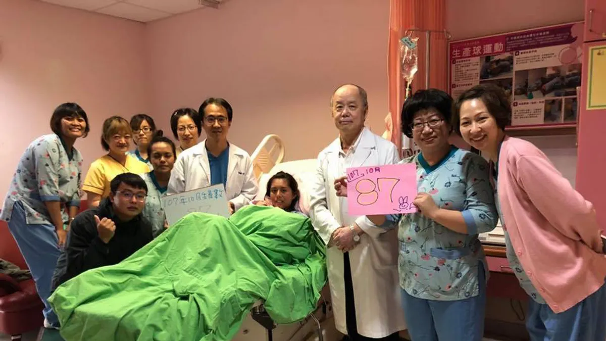 台東基督教醫院婦產科主任郭成興(前排左2)獲第29屆醫療奉獻獎,他到東基任職至今超過10年,在台東共接生了5148名新生兒,第87個新生兒的媽媽遠從綠島赴台東市生產。(圖/ 中央社) 台東基督教醫院婦產科主任郭成興(前排左2)獲第29屆醫療奉獻獎,他到東基任職至今超過10年,在台東共接生了5148名新生兒,第87個新生兒的媽媽遠從綠島赴台東市生產。(圖/ 中央社)