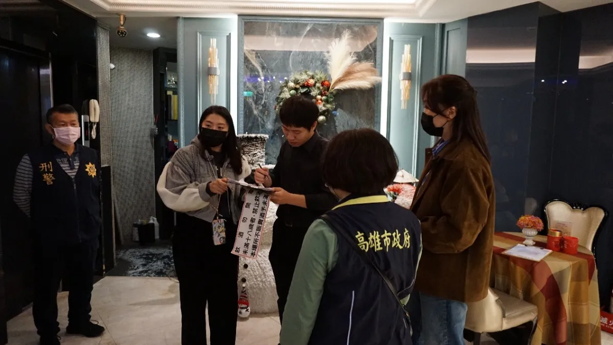 高雄市政府財政局至轄內各販酒場所,向業者宣導執業時應注意事項。 (圖/高雄市政府財政局提供)