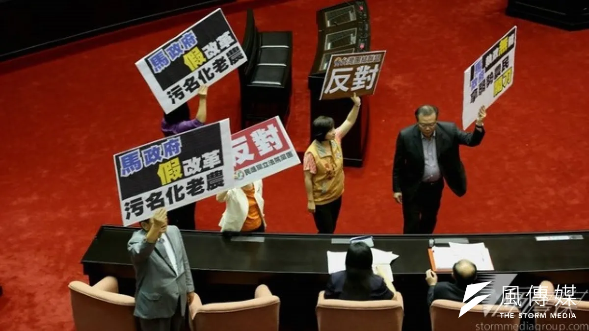 立院三讀通過,提高請領老農津貼門檻,民進黨及台聯則表示反對。(余志偉攝)