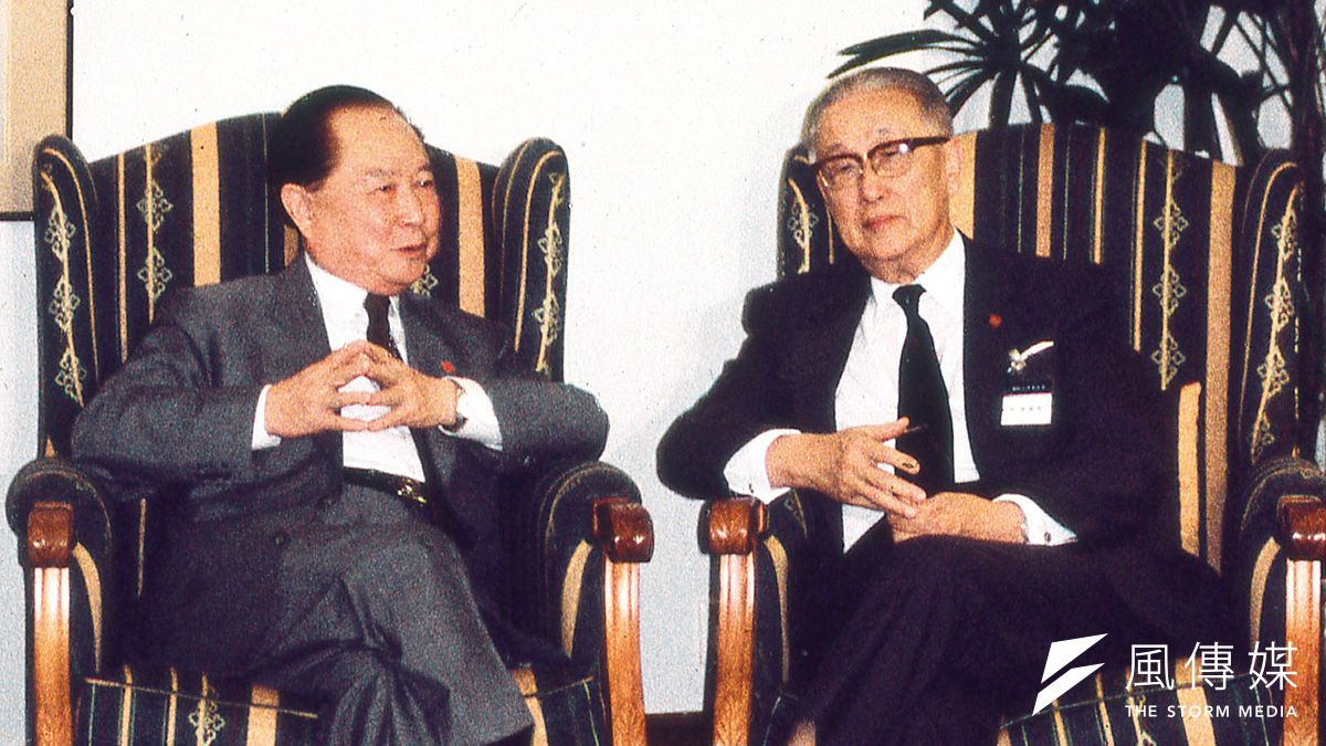 汪道涵(左)、辜振甫(右)兩老粉墨登場。1993年在新加坡演出大戲:兩岸44年來政府代表首度正式會談。(資料照,符鼎偉攝) 汪道涵(左)、辜振甫(右)兩老粉墨登場。1993年在新加坡演出大戲:兩岸44年來政府代表首度正式會談。(資料照,符鼎偉攝)