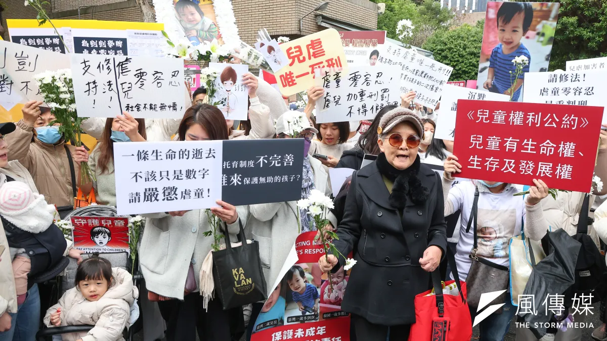 剴剴案前(19)日第4次開庭,法院外擠滿聲援群眾,高喊兒虐零容忍。(資料照,顏麟宇攝)