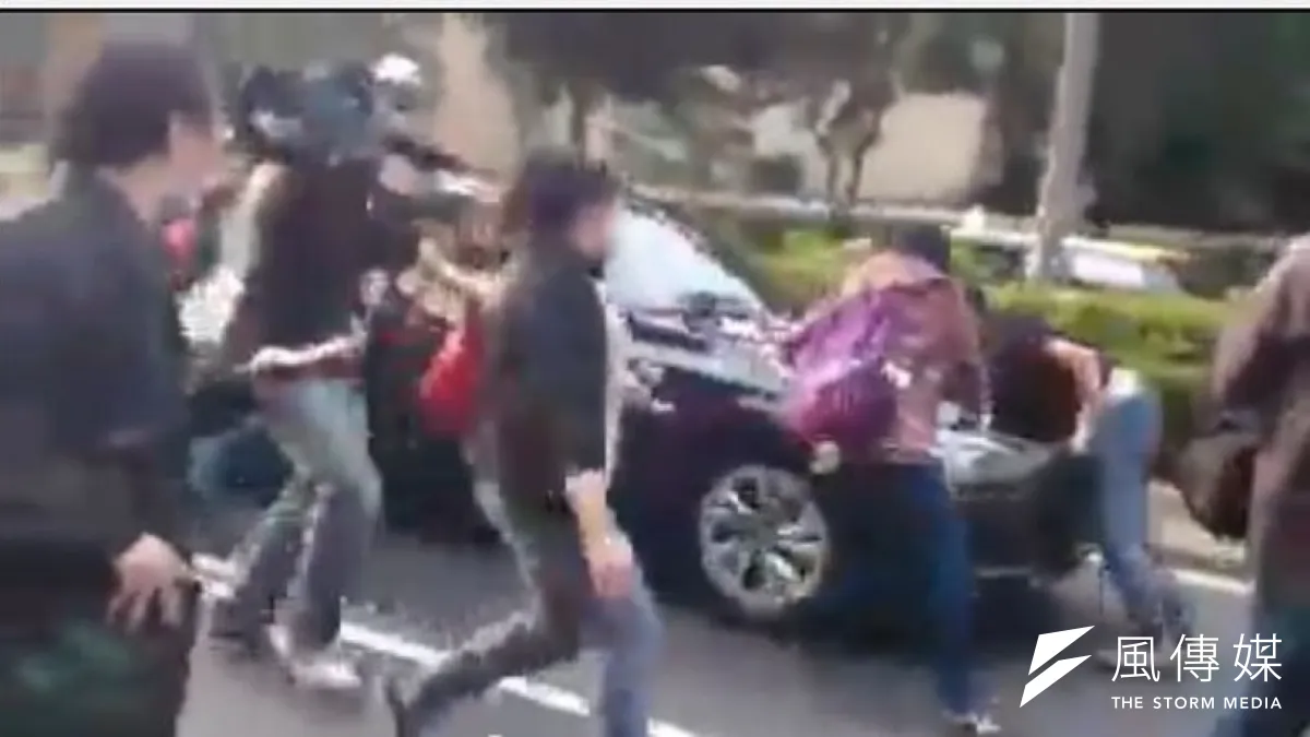 林淑燕今天說,她是出於救人的想法,才會一路追車。對於遭到蔡正元的司機控告3項罪名,林淑燕也將委由律師遞狀,提起殺人未遂的刑事告發。(取自YouTube)