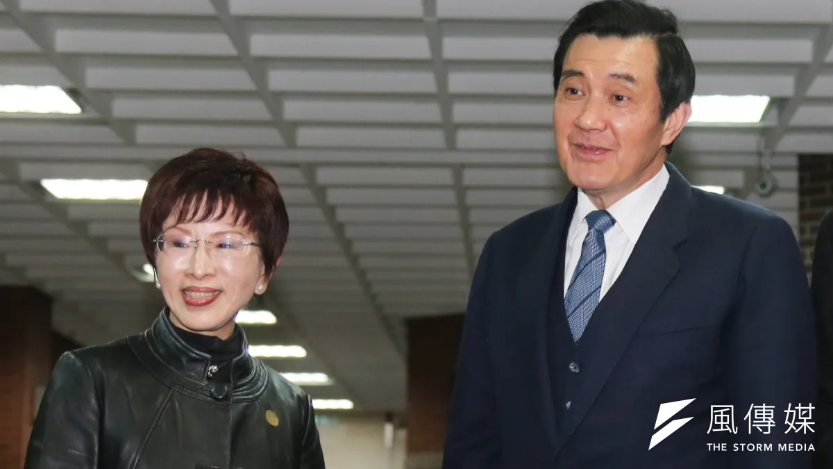 洪秀柱(左)在一旁,被問到國民黨主席補選要支持誰時,總統馬英九(中)為之一愣。(陳明仁攝)