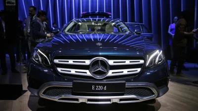 德國賓士汽車一級方程式廠房投入呼吸器生產抗疫。(AP)