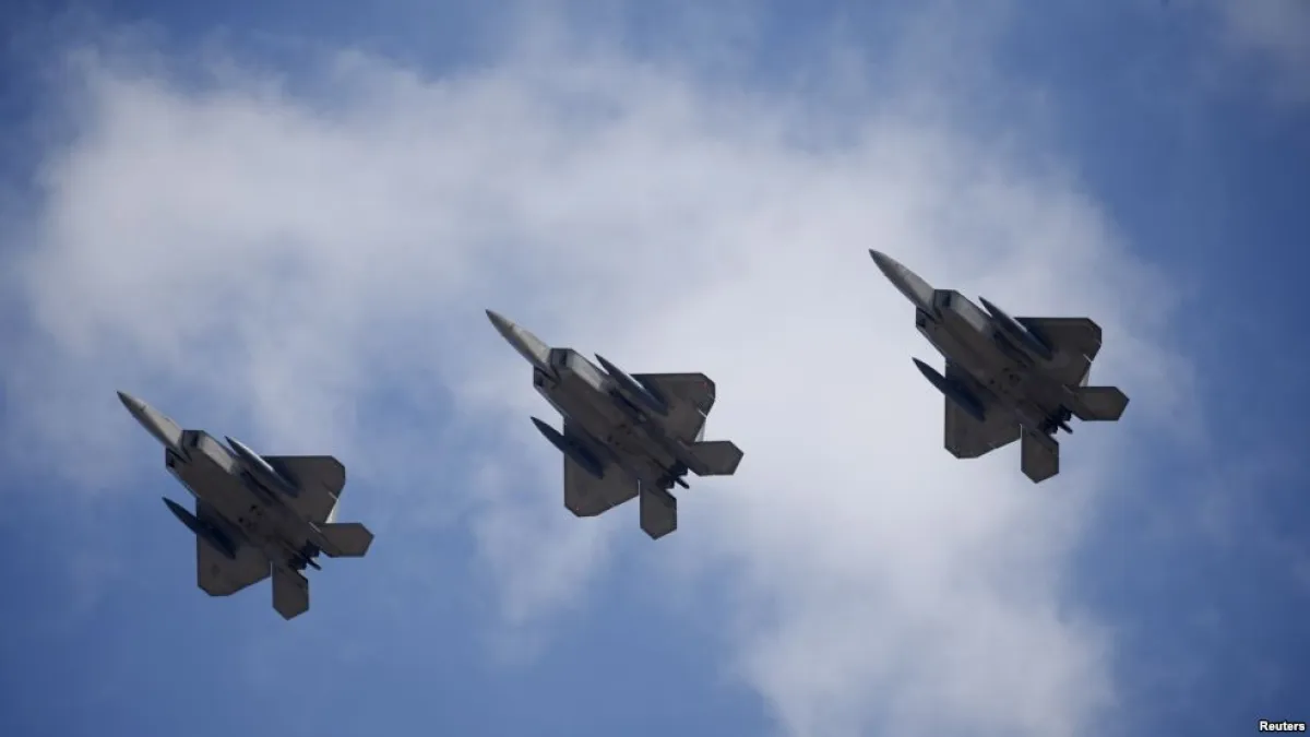 2016年2月17日,從韓國京畿道烏山空軍基地上空編隊飛過的F-22猛禽戰鬥機。(美國之音)