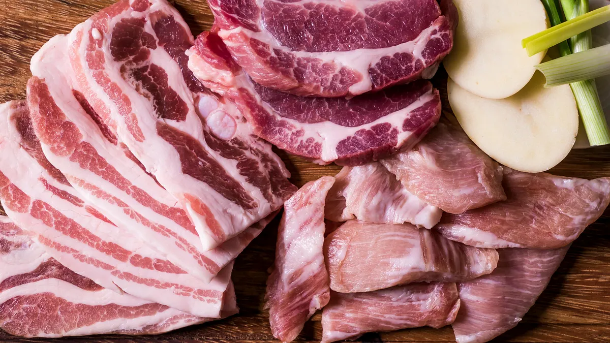 剛買回家的豬肉如果當天要煮,則冷藏;若非當天使用,建議先冷凍。冷藏或冷凍後才洗肉。若先清洗後再放置,容易導致變質。清洗建議使用約攝氏40度溫水浸泡,冷水會使油脂凝固包覆髒污,熱水則可能洗掉蛋白質營養。(圖/取自PEXELS) 剛買回家的豬肉如果當天要煮,則冷藏;若非當天使用,建議先冷凍。冷藏或冷凍後才洗肉。若先清洗後再放置,容易導致變質。清洗建議使用約攝氏40度溫水浸泡,冷水會使油脂凝固包覆髒污,熱水則可能洗掉蛋白質營養。(圖/取自PEXELS)