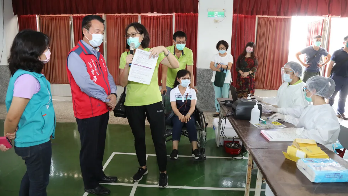 嘉義縣長翁章梁視察接種站,採「宇美町」接種方式在短時間內完成施打任務。(圖/嘉義縣政府衛生局提供)
