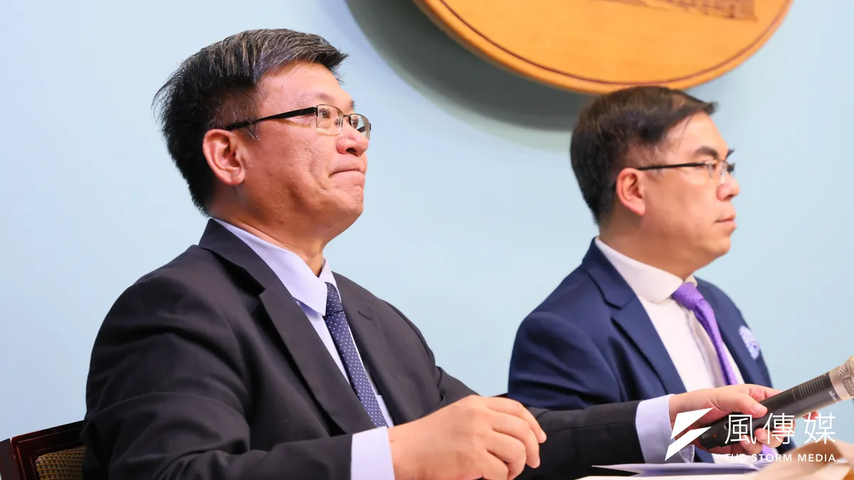 台電董事長曾文生(左)近日對台灣用電狀況提出不少說明。(資料照,顏麟宇攝)