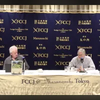 英国人ジャーナリストのスティーブン・マンスフィールド氏がFCCJで講演し、古代のアニミズムから合成素材を用いた最先端の現代庭園まで、著書を通じて日本庭園の歴史的変遷と革新的な未来を語った。(写真/FCCJ提供) 英国人ジャーナリストのスティーブン・マンスフィールド氏がFCCJで講演し、古代のアニミズムから合成素材を用いた最先端の現代庭園まで、著書を通じて日本庭園の歴史的変遷と革新的な未来を語った。(写真/FCCJ提供)