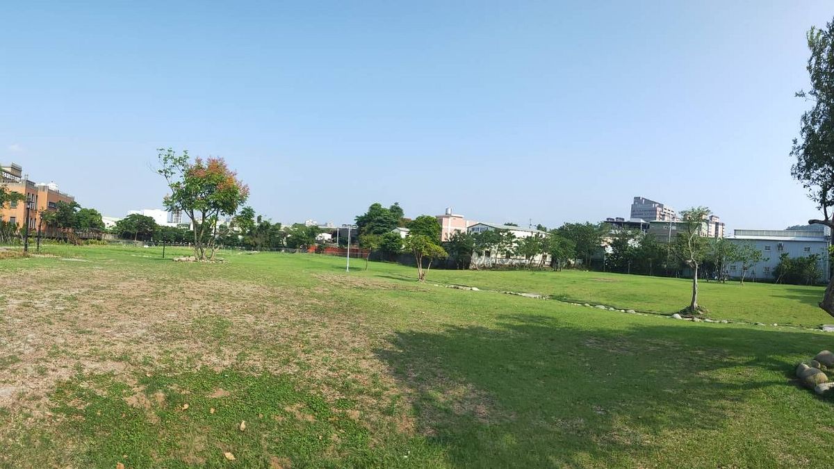 「新北哈客樂園」園區2.0將規劃內容為停車場、入口意象、生態水圳、全區照明及植栽景觀、親子休憩設施、地景等的親子哈客樂園。(圖/新北市客家局提供) 「新北哈客樂園」園區2.0將規劃內容為停車場、入口意象、生態水圳、全區照明及植栽景觀、親子休憩設施、地景等的親子哈客樂園。(圖/新北市客家局提供)