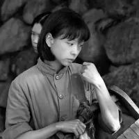 《流麻溝十五號》描寫1950年代白色恐怖時期,綠島新生訓導處「女生分隊」的故事。(圖/取自imdb) 《流麻溝十五號》描寫1950年代白色恐怖時期,綠島新生訓導處「女生分隊」的故事。(圖/取自imdb)