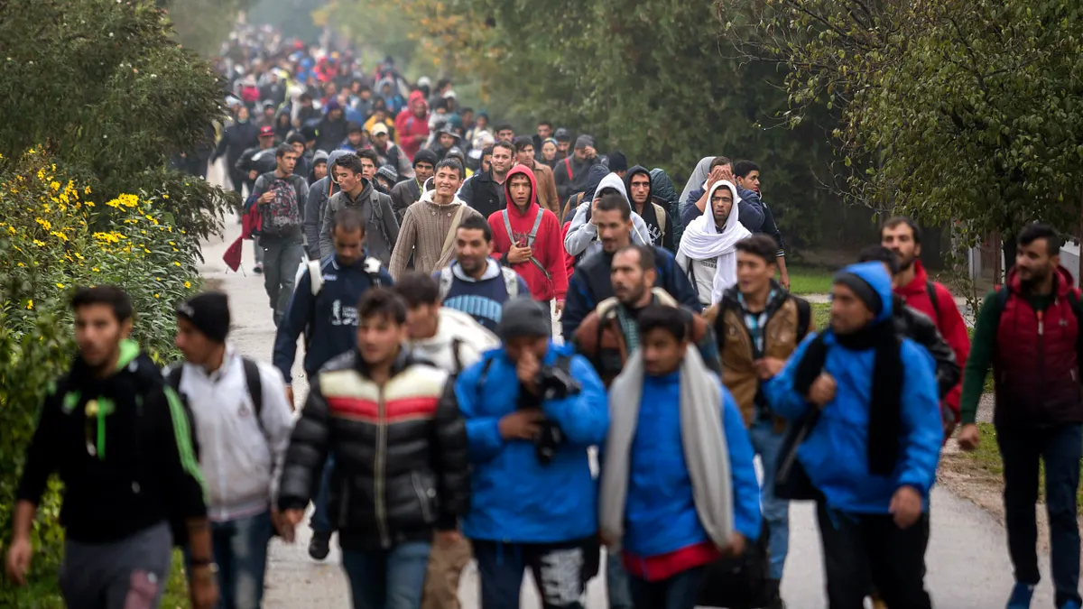 正從匈牙利試圖步行前往奧地利的大批難民與移民。(美聯社)