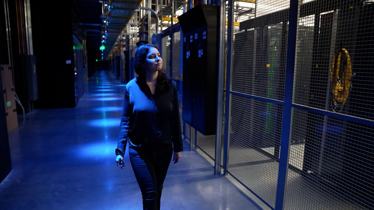 坐落於龐大的Equinix資料中心內的一排排機籠。每個機籠裡都配備了各種硬件,以驅動供我們使用的雲端和AI工具。(圖片來源:via華爾街日報) 坐落於龐大的Equinix資料中心內的一排排機籠。每個機籠裡都配備了各種硬件,以驅動供我們使用的雲端和AI工具。(圖片來源:via華爾街日報)