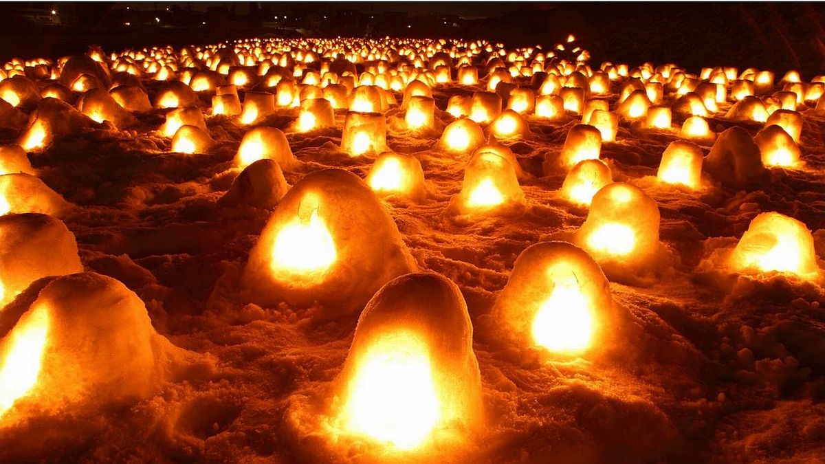 雪地裡無數燭光,都是一座座祭祀水神用的小雪屋。(圖/お祭りプラザ) 雪地裡無數燭光,都是一座座祭祀水神用的小雪屋。(圖/お祭りプラザ)