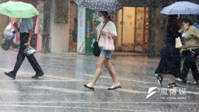 氣象署表示,今(5)日與明天太平洋高壓偏強,偏東南風,午後嘉義以南地區及各地山區有局部短暫雷陣雨。(資料照/柯承惠攝)