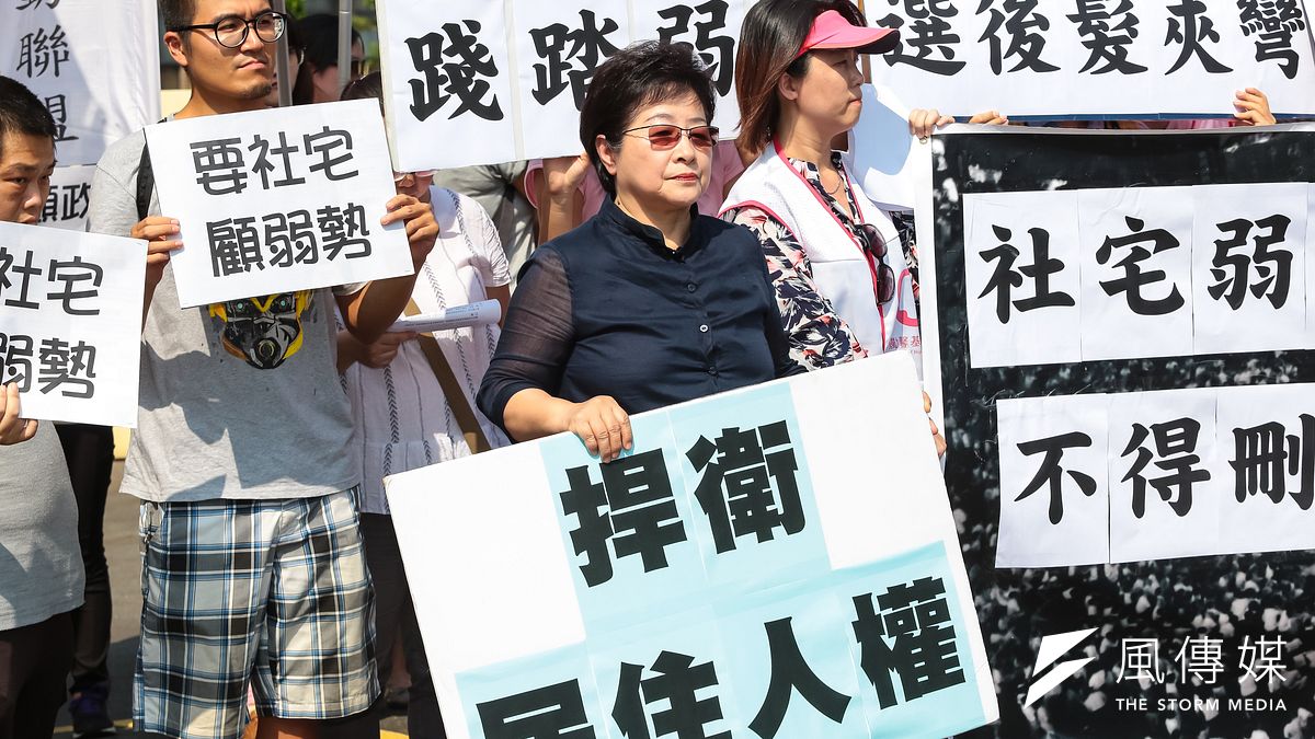 台灣社會福利總盟理事長陳潔如25日高舉「捍衛居住人權」標語,出席「住宅法髮夾彎!抗議行政院退步修法,打壓弱勢居住權益」記者會。(資料照,顏麟宇攝) 台灣社會福利總盟理事長陳潔如25日高舉「捍衛居住人權」標語,出席「住宅法髮夾彎!抗議行政院退步修法,打壓弱勢居住權益」記者會。(資料照,顏麟宇攝)
