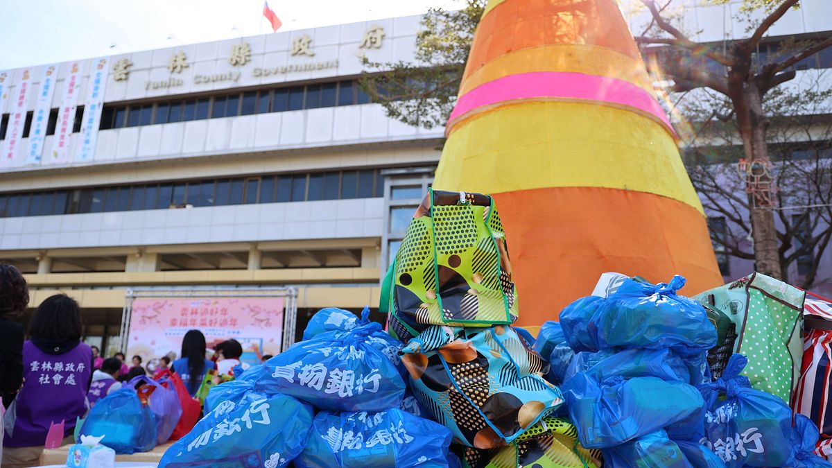 雲林縣政府舉辦「雲林過好年,幸福年菜好過年」,整合平台暨實物銀行春節送暖關懷戶與街友。(圖/雲林縣政府提供) 雲林縣政府舉辦「雲林過好年,幸福年菜好過年」,整合平台暨實物銀行春節送暖關懷戶與街友。(圖/雲林縣政府提供)