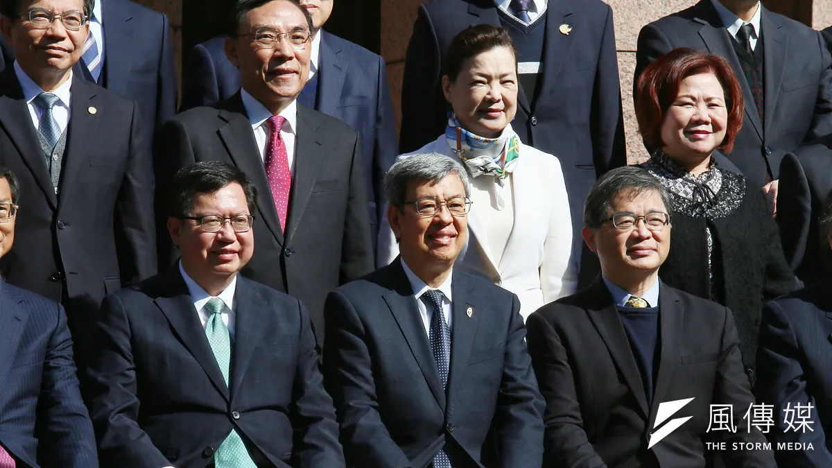 新任行政院院長陳建仁(前排中)、行政院副院長鄭文燦( 前排左一)出席新內閣團隊合影。(資料照,柯承惠攝)
