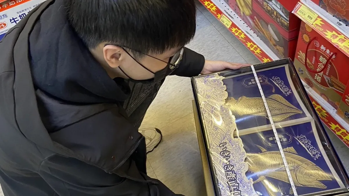 臺北市環保局抽查年節禮盒是否過度包裝。(圖/臺北市政府環保局提供)