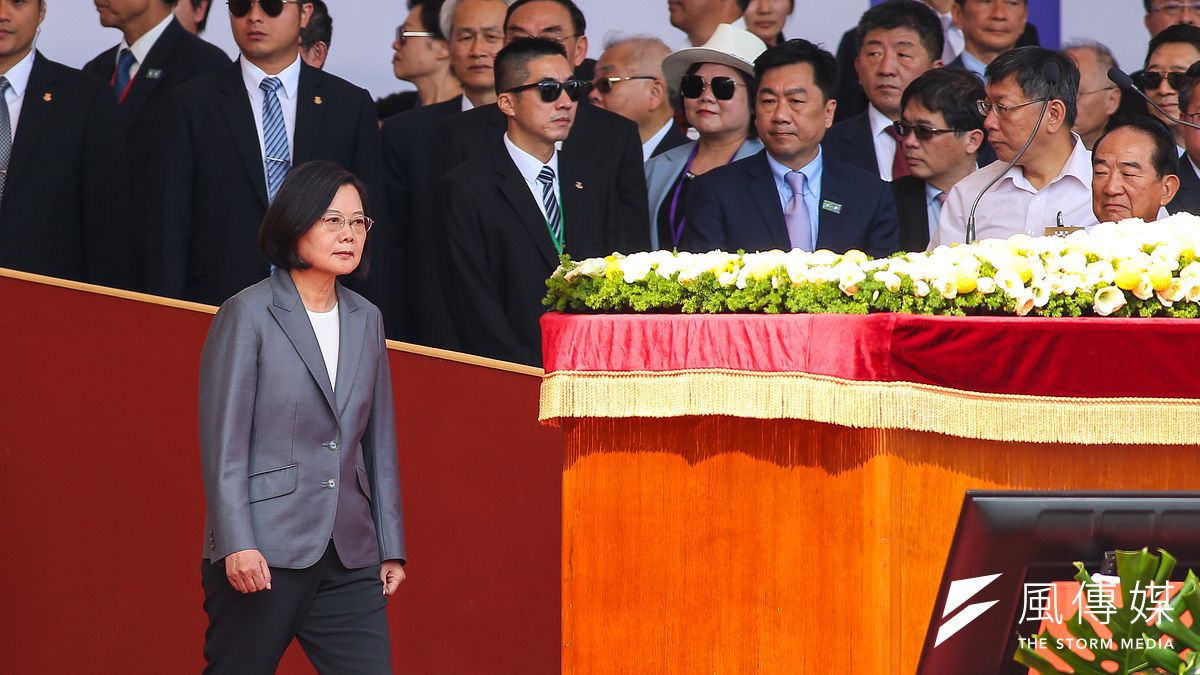 蔡政府將「九二共識」跟「一國兩制」打包成一個包裹,悍然拒絕,卻厚著臉皮要求對岸留下包裹裡的甜點?(圖為蔡英文總統出席國慶大典,顏麟宇攝) 蔡政府將「九二共識」跟「一國兩制」打包成一個包裹,悍然拒絕,卻厚著臉皮要求對岸留下包裹裡的甜點?(圖為蔡英文總統出席國慶大典,顏麟宇攝)