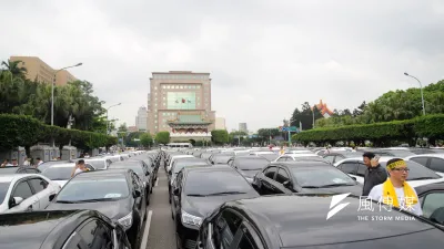 「網路叫車平台自救會」抗議交通部修法,21日代雇駕駛將車輛停在凱達格蘭大道上。(甘岱民攝)