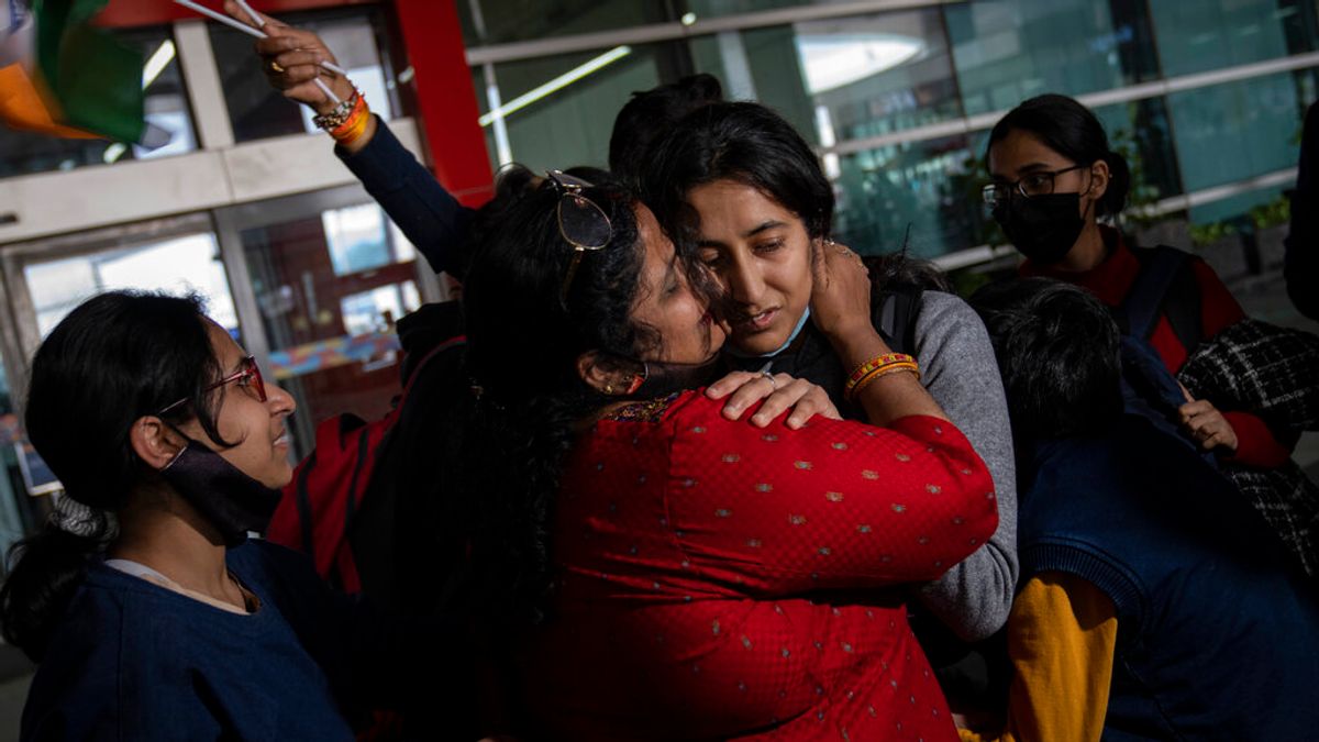 3月2日,逃離烏克蘭的印度學生Mansi Singhal與母親相擁。(美聯社) 3月2日,逃離烏克蘭的印度學生Mansi Singhal與母親相擁。(美聯社)