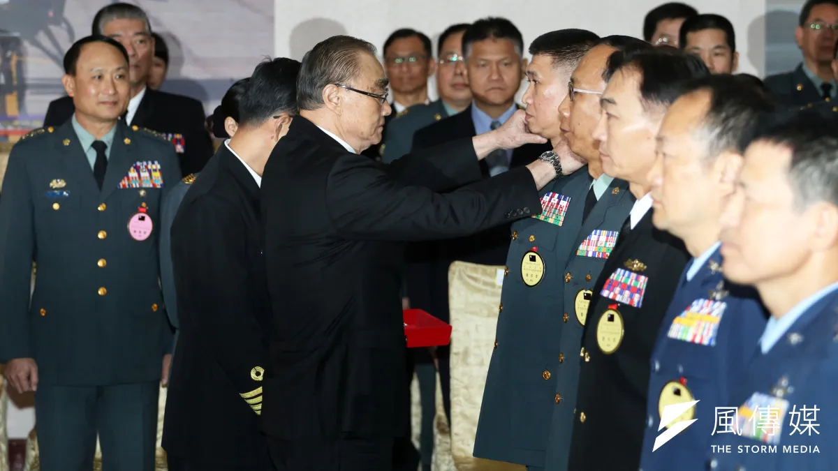 馮世寬27日主持陸海空軍將官晉任授階典禮,並勤勉將官因應敵情日益增長,要隨時保持戰備警覺。(蘇仲泓攝)