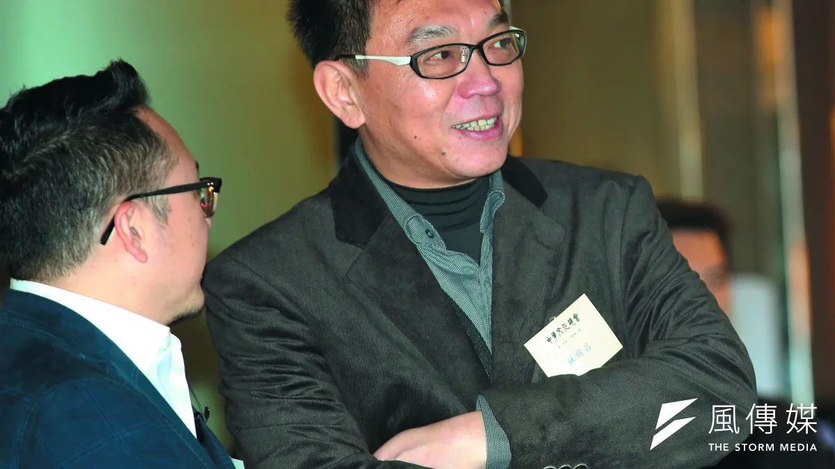 文總秘書長林錦昌(右)儼然蔡陣營在文化界人脈的「桶箍」,最近因為標案爭議請辭待命。(郭晉瑋攝)