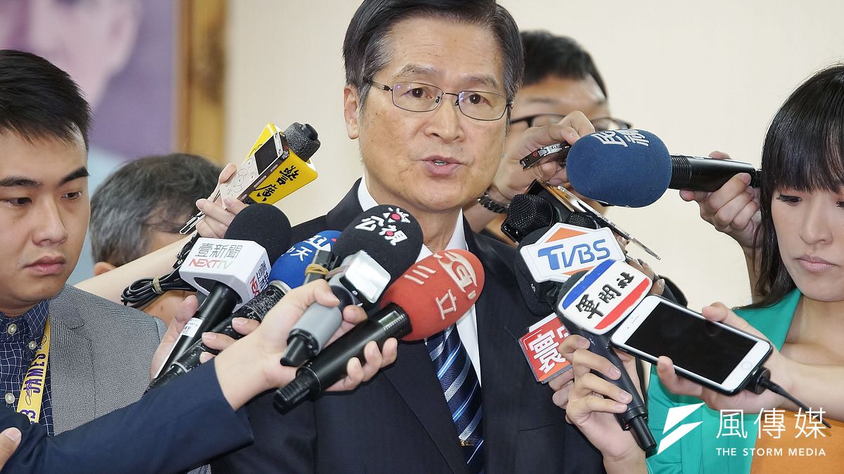 國防部長嚴德發28日出席國防委員會備詢,會前接受聯訪。(盧逸峰攝) 國防部長嚴德發28日出席國防委員會備詢,會前接受聯訪。(盧逸峰攝)