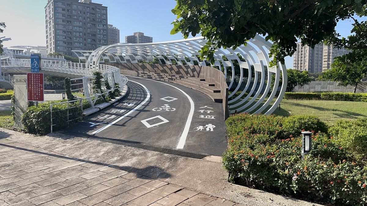 結合中山四路捷運凱旋站及凱旋四路輕軌前鎮之心站的前鎮之心自行車道鋪面已於12月上旬改善完成。(圖/高市府工務局提供) 結合中山四路捷運凱旋站及凱旋四路輕軌前鎮之心站的前鎮之心自行車道鋪面已於12月上旬改善完成。(圖/高市府工務局提供)