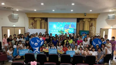 新北市政府教育局今(16)日於江翠國小舉辦教師培力工作坊,呼籲共同響應「校園減塑百萬集點活動」,活動由教育局與福智文教基金會及社團法人慈心基金會合作,以減少校園內 100 萬個塑膠製品為目標。 (圖/新北市教育局提供)