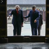 2026年5月14日、北京の天壇を共に訪れた米大統領・トランプ氏と中国国家主席・習近平氏(写真/AP通信提供) 2026年5月14日、北京の天壇を共に訪れた米大統領・トランプ氏と中国国家主席・習近平氏(写真/AP通信提供)