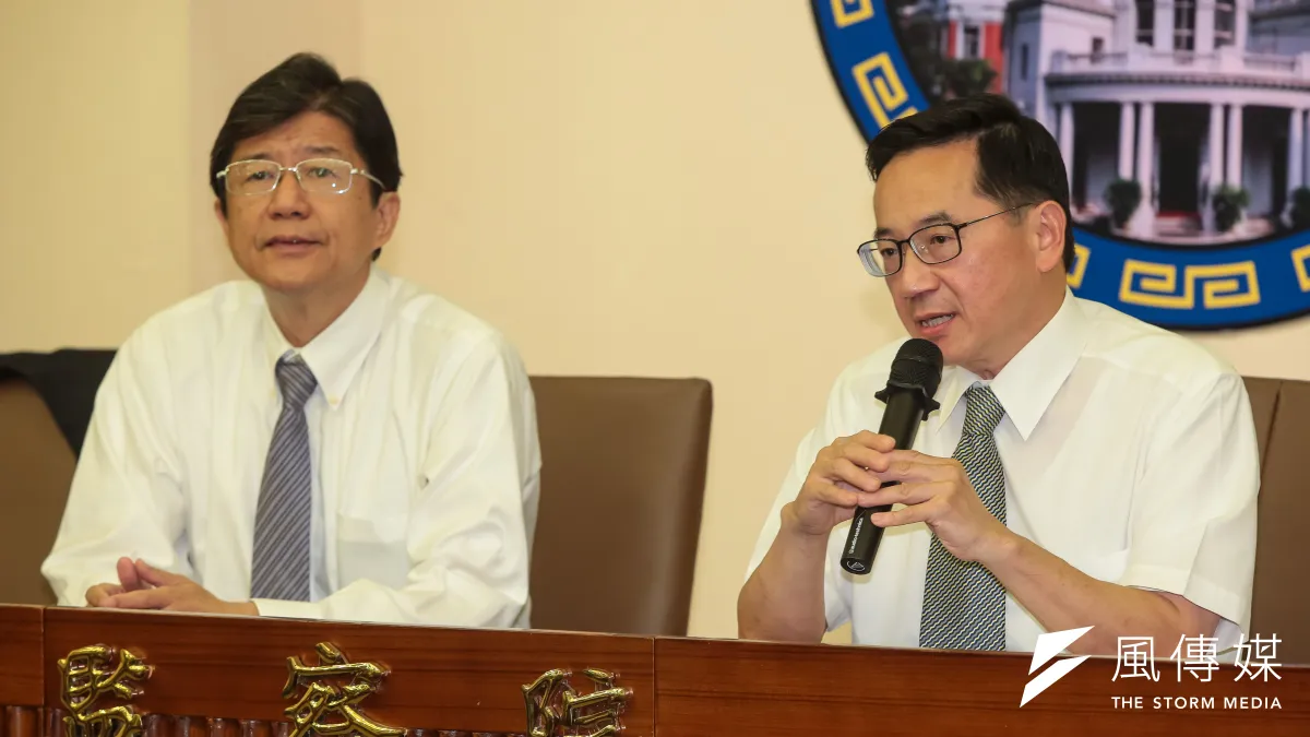 監察委員張武修(右)、蔡崇義(左)針對「新北市政府及衛生所流感疫苗數據嚴重造假」一事,召開記者會並提出糾正。(顏麟宇攝)