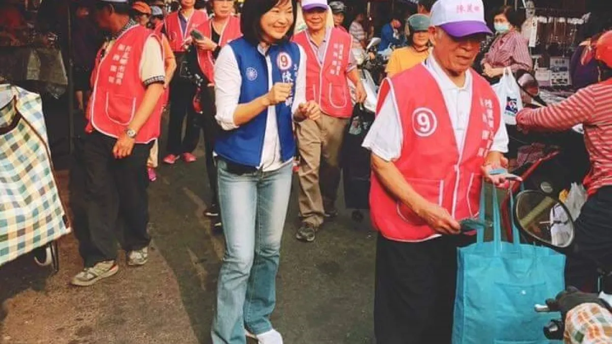高雄市議員陳麗娜針對前民政局長張乃千挪用台電回饋金買酒案、山明里香腸生菌超標、陳菊愛將趙嘉寶潛逃5年等進行質詢。(圖/翻攝臉書)